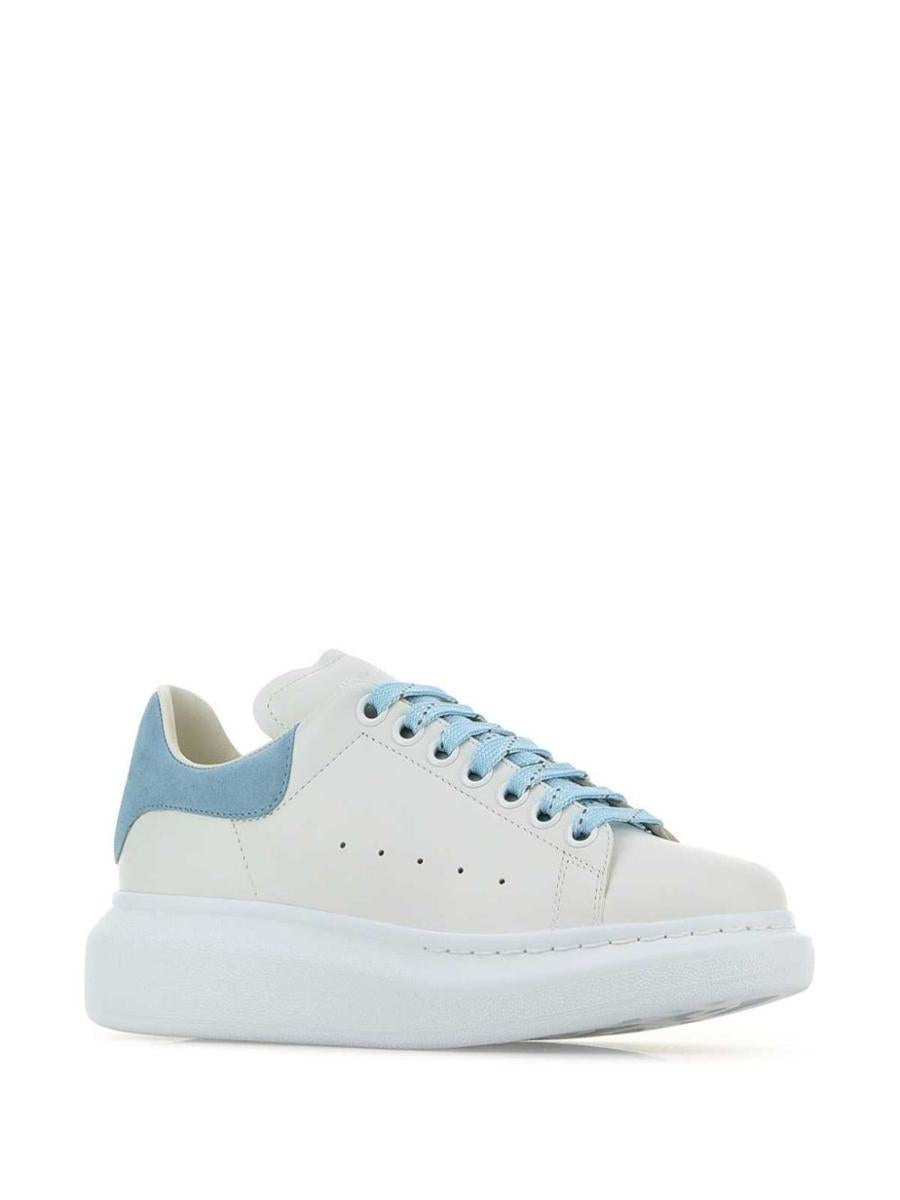 Alexander McQueen Oversize-Sneakers aus weißem und hellblauem Kalbsleder