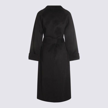 Der schwarze Wollmantel von Dynamis Studio