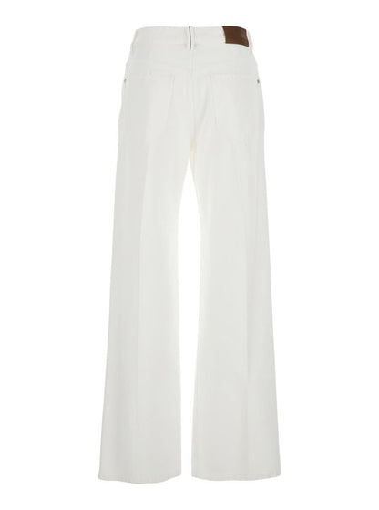 Weiße Five-Pocket-Hose mit Logo-Patch auf der Rückseite aus Baumwolle für Damen