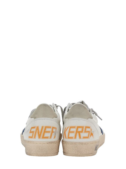 Weiße Low-Top-Sneaker „Ballstar“ mit Stern-Patch an der Seite und Maxi-Schriftzug auf der Rückseite aus Leder.