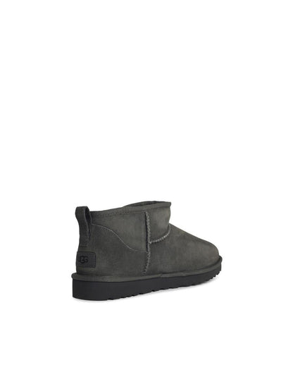 UGG „Classic Ultra Mini“ Wildlederstiefel in Grau