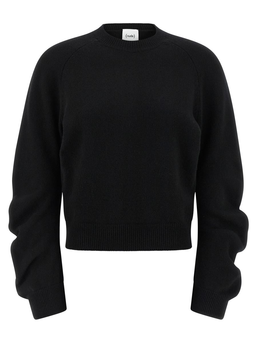 Hautfarbener Pullover mit abgerundeten Ärmeln