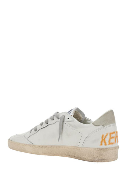 Weiße Low-Top-Sneaker „Ballstar“ mit Stern-Patch an der Seite und Maxi-Schriftzug auf der Rückseite aus Leder.