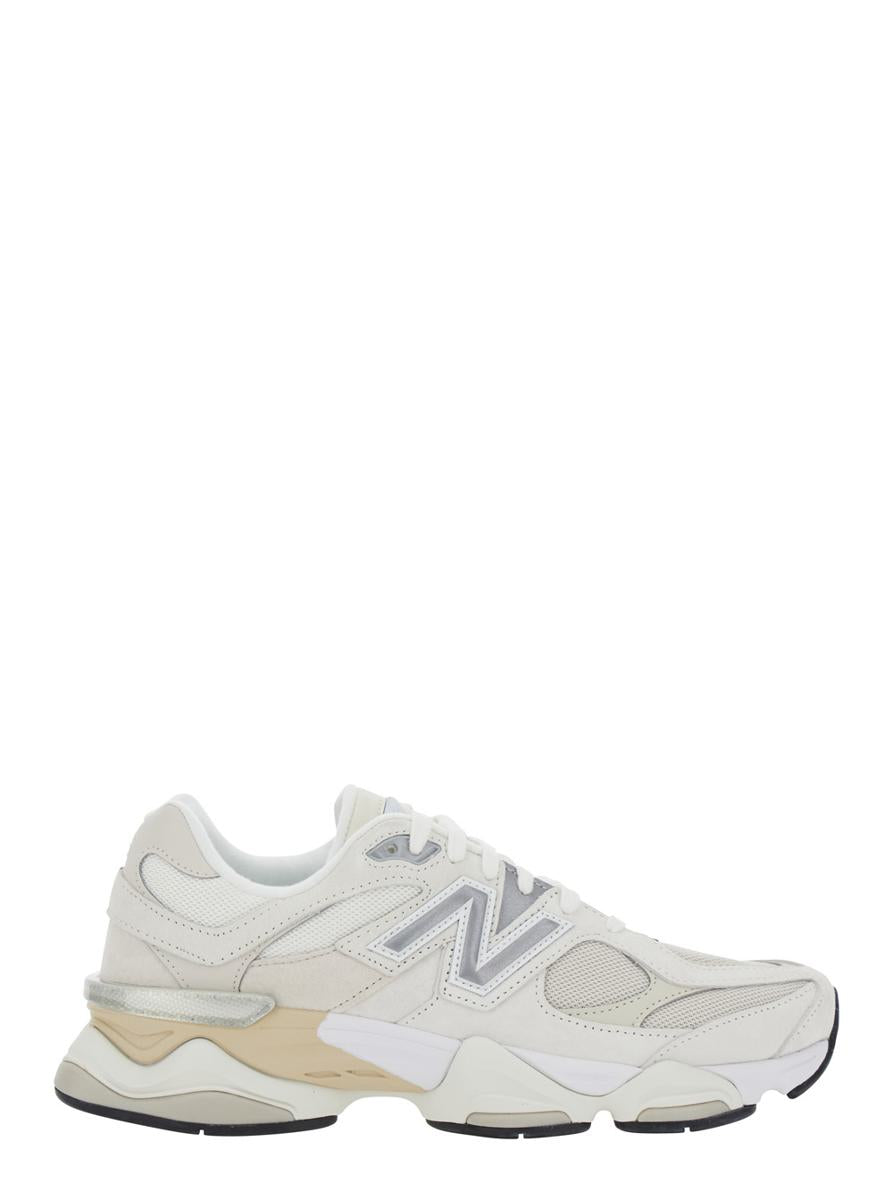 „9060“ Weißer Sneaker mit seitlichem Logo und dicker Sohle aus Wildleder, Unisex