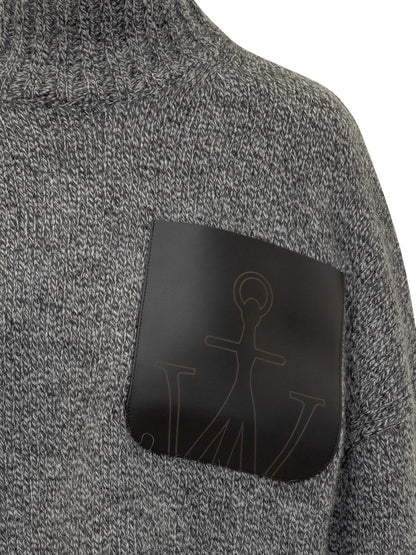 JW Anderson – JW Anderson – Pullover mit Ledertasche