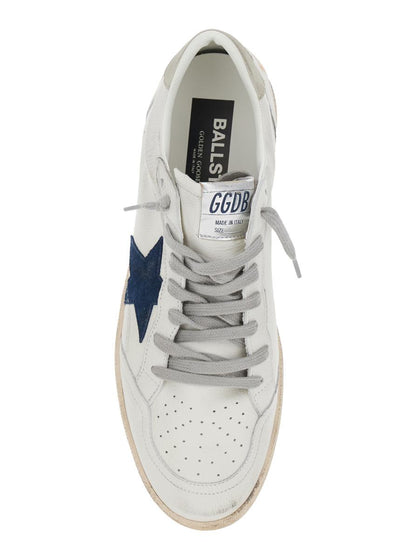 Weiße Low-Top-Sneaker „Ballstar“ mit Stern-Patch an der Seite und Maxi-Schriftzug auf der Rückseite aus Leder.