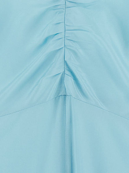 Hellblaues, ärmelloses langes Kleid mit gekreuzten Spaghettiträgern und Knopfverschluss hinten aus technischem Stoff für Damen
