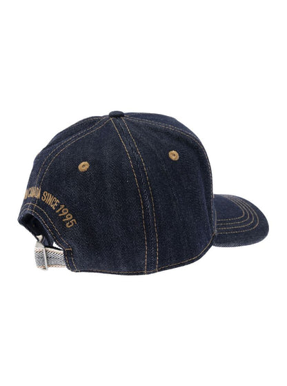 Blaue Baseballkappe mit Logo-Patch auf der Vorderseite und Logo-Schriftzug auf der Rückseite in Denim Man