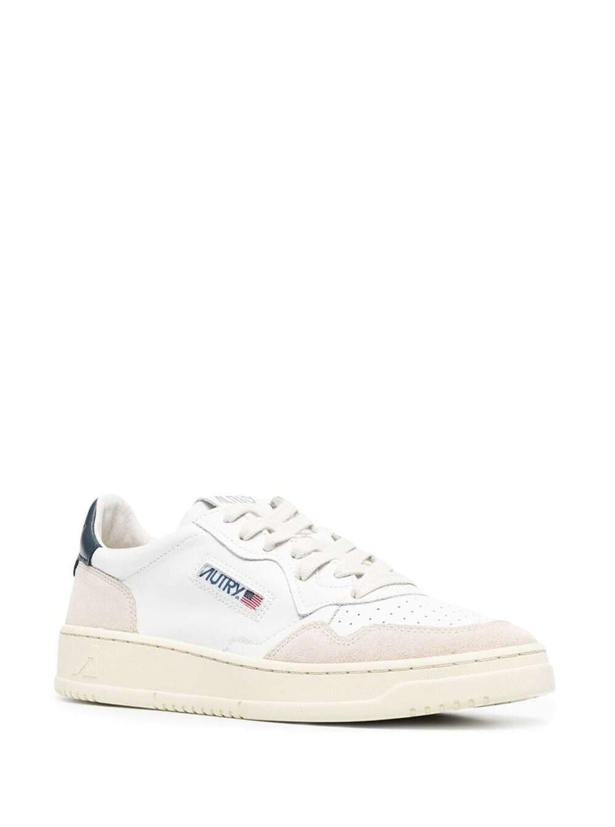Weiße Low-Top-Sneaker „Medalist“ mit Wildledereinsätzen und kontrastierender Fersenlasche aus Leder für Herren