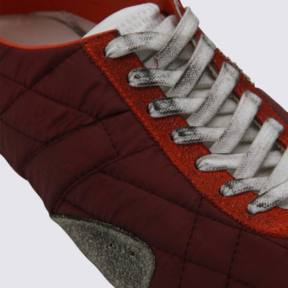 Dunkelrote Sneakers von Maison Margiela