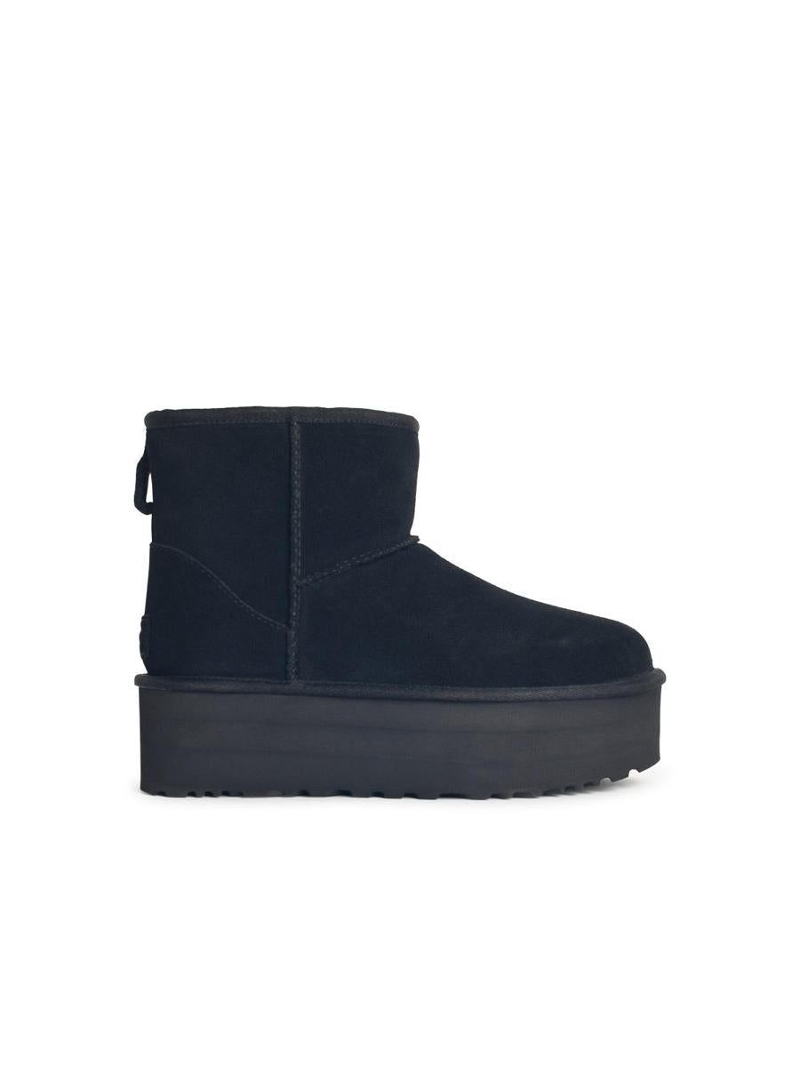 UGG – Klassische Mini-Plateaustiefel aus schwarzem Wildleder